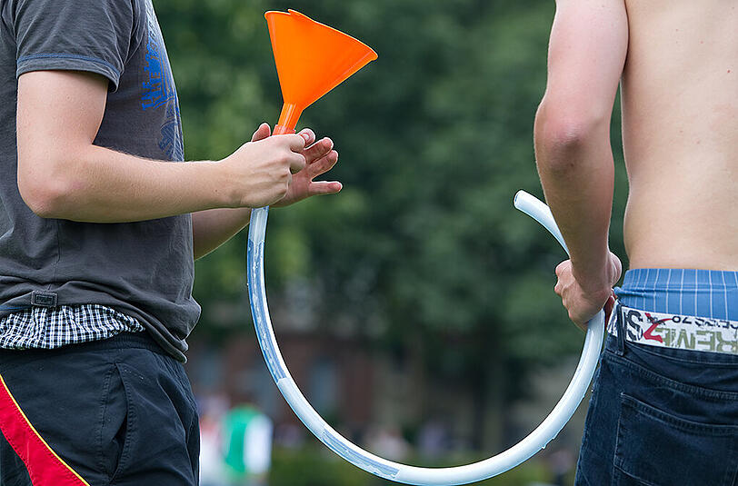 Ein beliebtes Mittel, um große Mengen Alkohl in kürzester Zeit zu schlucken: Komasäufer mit einem Trichter (Symbolbild).
