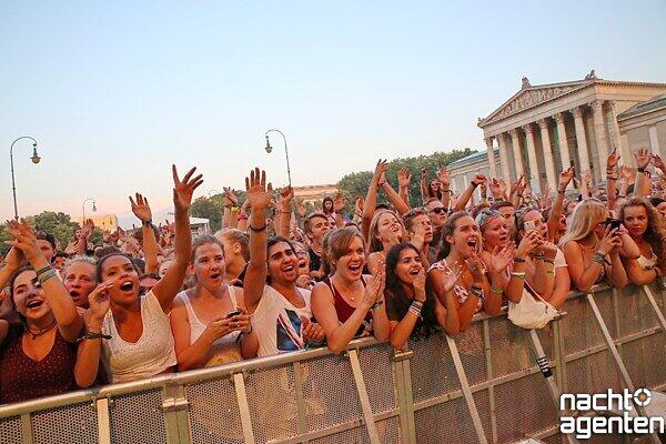 Etliche Musikbegeisterte tummelten sich am Samstag beim "Oben Ohne Open Air" auf dem Königsplatz.