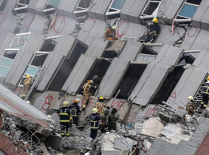 Bei einem schweren Erdbeben in Taiwan kamen mindestens fünf Menschen ums Leben, zahlreiche wurden verletzt. Rettungskräfte suchen seit den Morgenstunden nach Verschütteten.