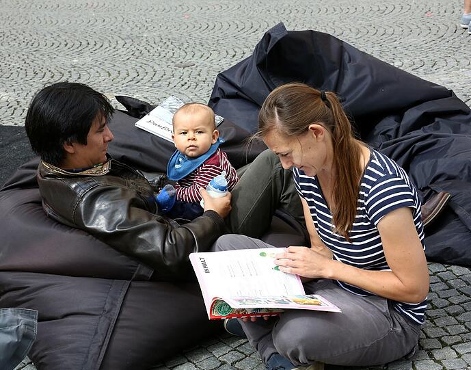 Martin (22) mit seinem Sohn Renzo, dem das Ganze nicht geheuer ist.
