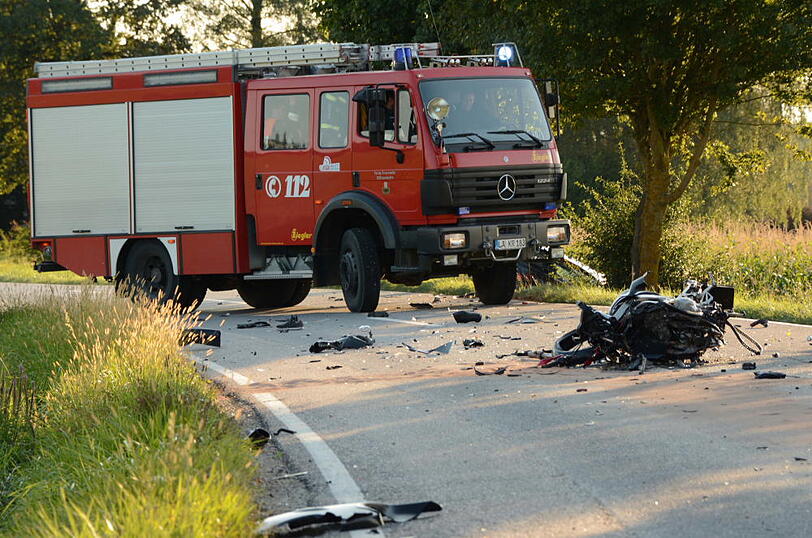 Trümmerhaufen nach Frontalcrash - die Bilder vom Unfallort zwischen Altfraunhofen und Geisenhausen.