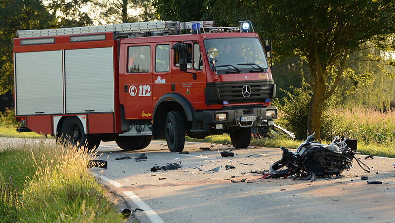 Trümmerhaufen nach Frontalcrash - die Bilder vom Unfallort zwischen Altfraunhofen und Geisenhausen. Trümmerhaufen nach Frontalcrash - die Bilder vom Unfallort zwischen Altfraunhofen und Geisenhausen.