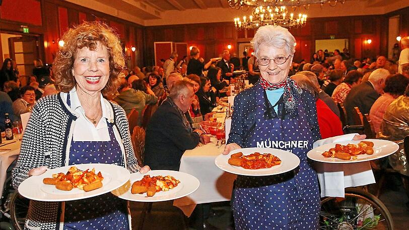 Barbara Dengler und Hermine Radewald haben den Bedürftigen der Münchner Tafel das Silvestermenü serviert.
