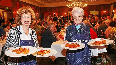 Barbara Dengler und Hermine Radewald haben den Bedürftigen der Münchner Tafel das Silvestermenü serviert.
