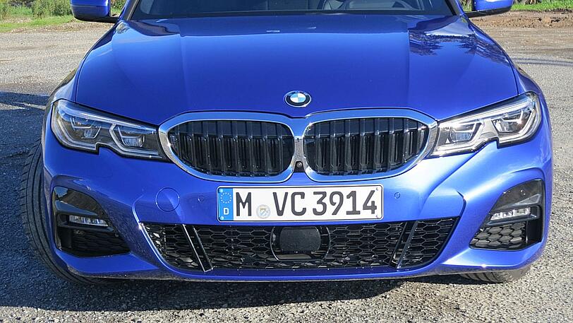 Leicht strenger Blick, feine LED-Scheinwerfer: die Front des neuen 3er BMW.