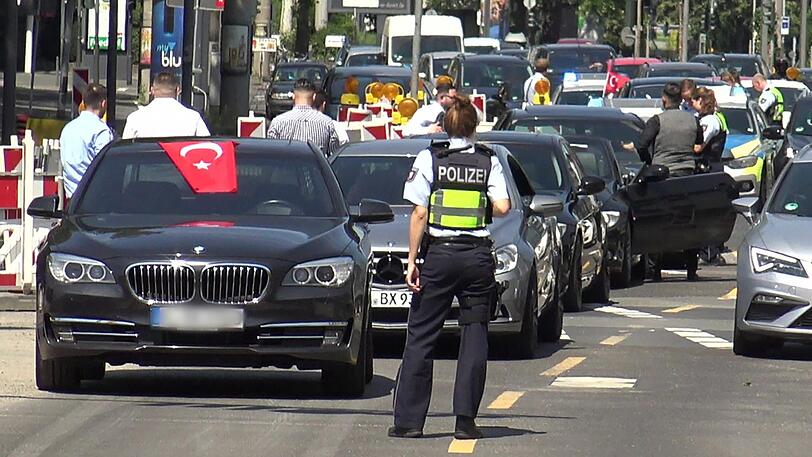Mit zeitweise 50 Beamten versuchte die Münchner Polizei den Korso einer türkischen Hochzeit im Zaume zu halten. (Symbolbild)