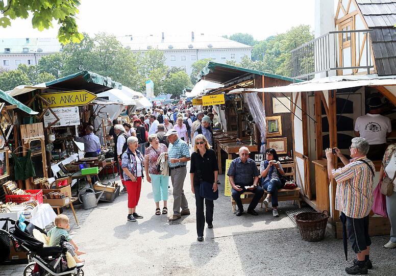 Trödel nicht nur für Trachtler: Viele Münchner besuchten am Wochenende die Auer Dult am Mariahilfplatz