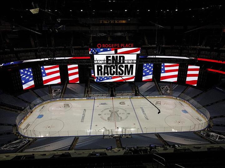 "End Racism": Klare Botschaft auf einer Anzeigetafel der NHL.