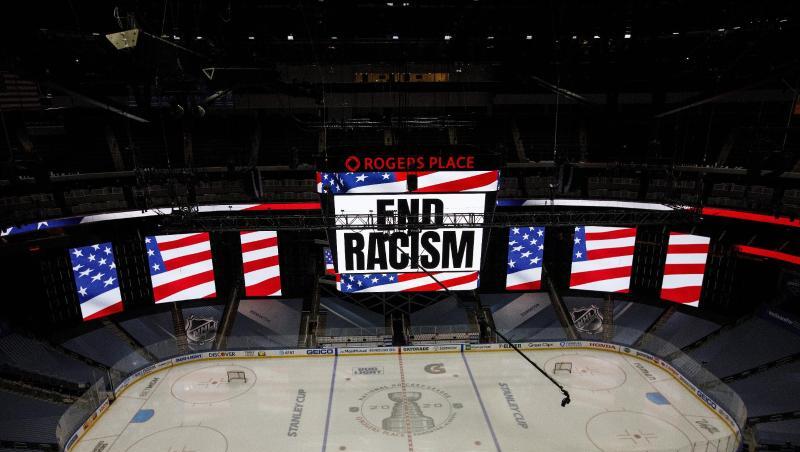 "End Racism": Klare Botschaft auf einer Anzeigetafel der NHL. "End Racism": Klare Botschaft auf einer Anzeigetafel der NHL.
