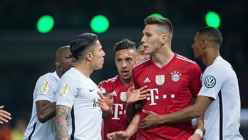 Carlos Salcedo (l.) schlug den FC Bayern im Pokalfinale 2018. Carlos Salcedo (l.) schlug den FC Bayern im Pokalfinale 2018.
