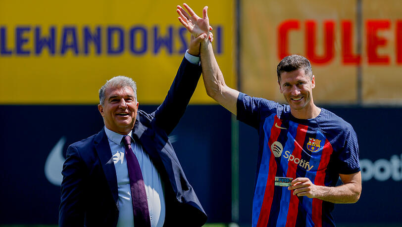 Lewandowski (r.) mit Barca-Präsident Joan Laporta.