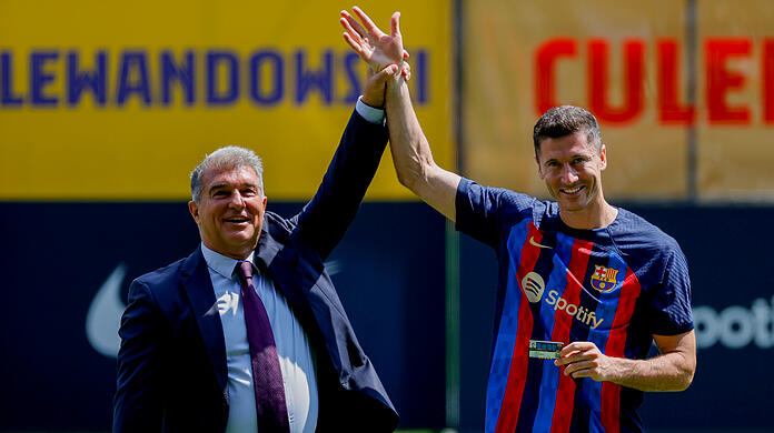 Lewandowski (r.) mit Barca-Präsident Joan Laporta.