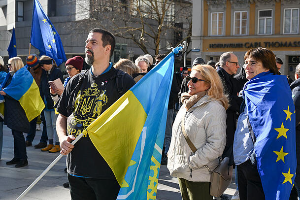 Etwa 350 Menschen nahmen an der Ukraine-Kundgebung teil. Etwa 350 Menschen nahmen an der Ukraine-Kundgebung teil.