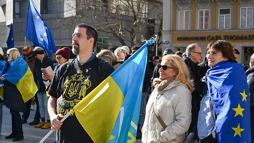 Etwa 350 Menschen nahmen an der Ukraine-Kundgebung teil.