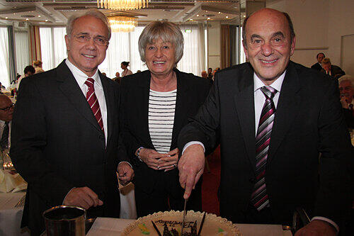 Harry Marx mit Geburtstagstorte. Gattin Alice und Kollege Karl-Heinz Krüger (l.) assistieren.