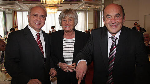 Harry Marx mit Geburtstagstorte. Gattin Alice und Kollege Karl-Heinz Krüger (l.) assistieren.