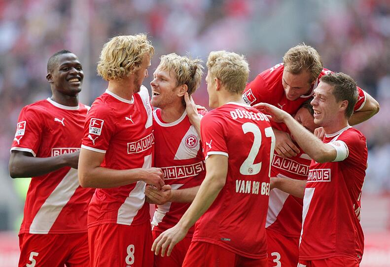 Die Düsseldorfer freuen sich über das 2:0 durch Sascha Rösler (3.v.l.)