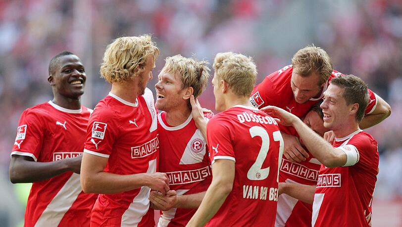 Die Düsseldorfer freuen sich über das 2:0 durch Sascha Rösler (3.v.l.) Die Düsseldorfer freuen sich über das 2:0 durch Sascha Rösler (3.v.l.)