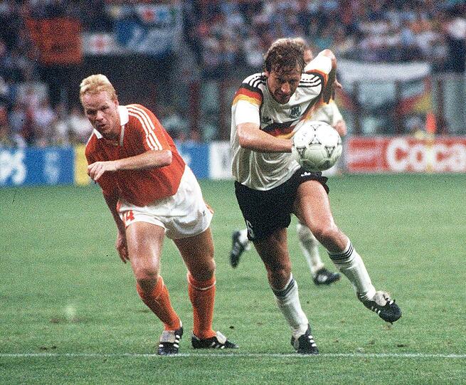 Guido Buchwald, Lothar Matthäus und Co. verloren nach 90 Minuten erdenklich knapp. Ronald Koeman hatte die deutsche Führung ausgeglichen und kurz vor Schluss gelang ...