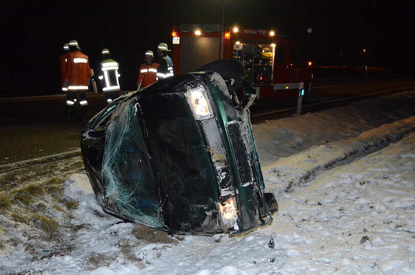 Unfall  bei Feichten: Der Fahrer eines VW Polo kommt von der Fahrbahn ab und überschlägt sich mehrfach mit seinem Wagen. Riesenglück: Der Mann wurde nur leicht verletzt.