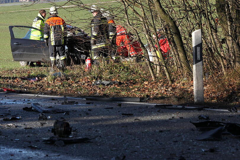 Der 21-Jährige kam auf Höhe eines Waldstücks nahe Reichertsheim (Landkreis Mühldorf am Inn) von der Fahrbahn ab und geriet in den Gegenverkehr.