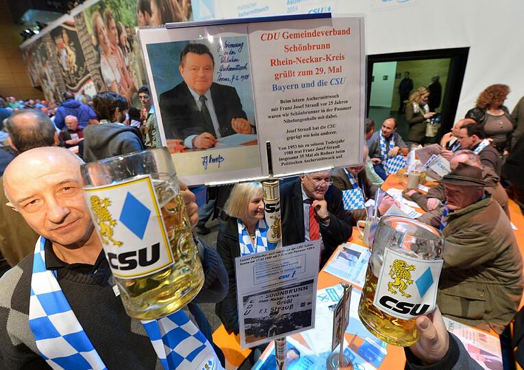 Prost - auf die CSU! In der Passauer Dreiländerhalle stimmen sich CSU-Fans auf die Reden von Horst Seehofer und Peter Gauweiler ein.