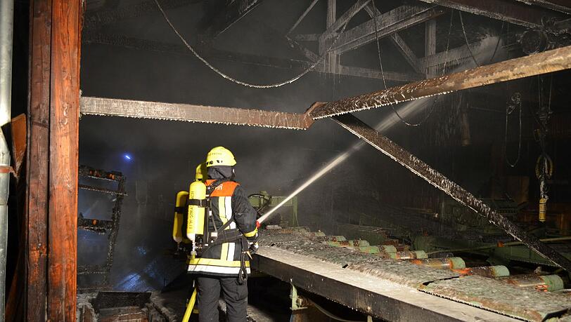 Bei dem Brand war ein Großaufgebot der Feuerwehr im Einsatz. Bei dem Brand war ein Großaufgebot der Feuerwehr im Einsatz.