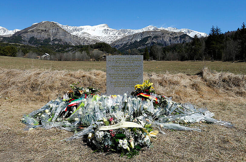 Ein Meer aus Blumen vor dem Gedenkstein für die Opfer der Germanwings-Katastrophe.