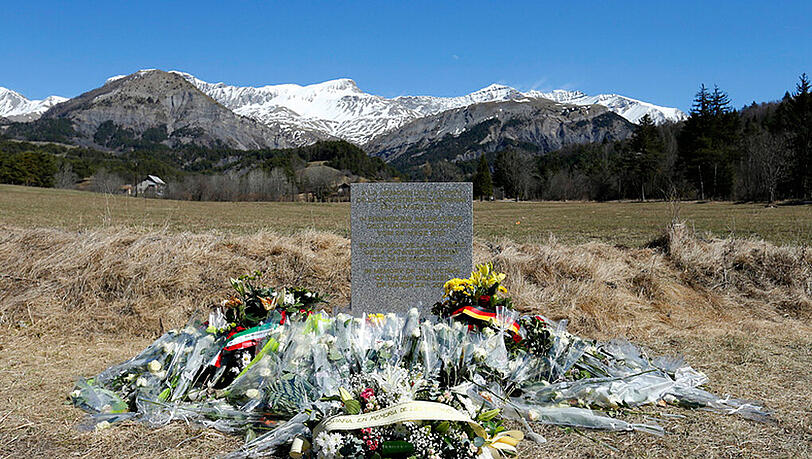 Ein Meer aus Blumen vor dem Gedenkstein für die Opfer der Germanwings-Katastrophe. Ein Meer aus Blumen vor dem Gedenkstein für die Opfer der Germanwings-Katastrophe.