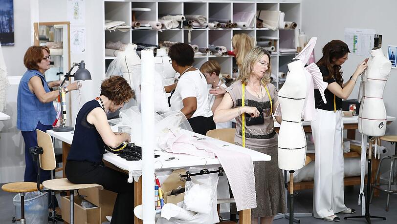 Die Models defilierten in einer Atelier-Szenerie mit Arbeitstischen, Schneiderpuppen und Bügeleisen. Die Models defilierten in einer Atelier-Szenerie mit Arbeitstischen, Schneiderpuppen und Bügeleisen.