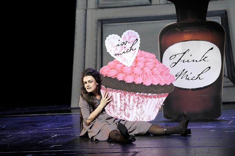 "Alice im Wunderland" mit Anna Graenzer in der Titelrolle.