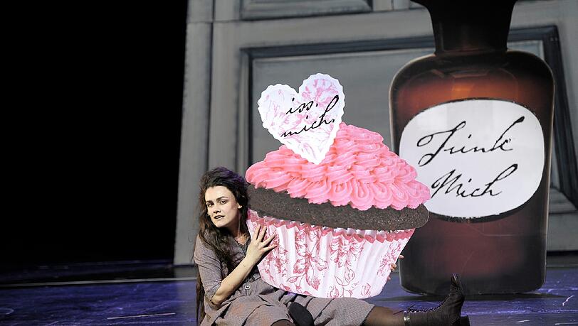 "Alice im Wunderland" mit Anna Graenzer in der Titelrolle. "Alice im Wunderland" mit Anna Graenzer in der Titelrolle.