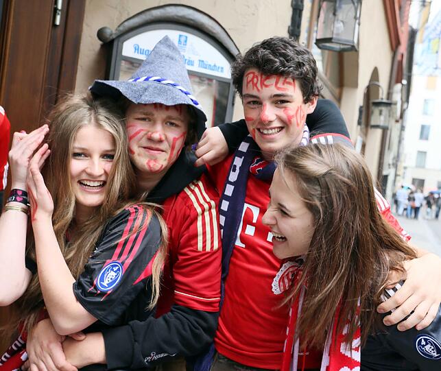 Gute Stimmung auf dem Marienplatz. Die Bayernfans freuen sich auf das "German Endspiel"