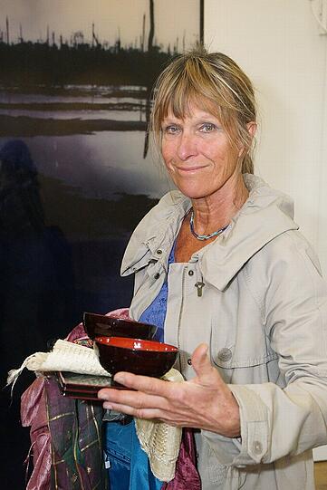 Gisela (64), Rentnerin: "Es macht Spaß zu schauen, was es alles gibt. Die Preise sind gut und es ist ganz schön viel los. Ich habe zwei Lackschalen für Knabberzeug zu je zwei Euro gekauft. Außerdem einige Schals. Die möchte ich gerne verschenken. Etwa 30 Euro habe ich ausgegeben."