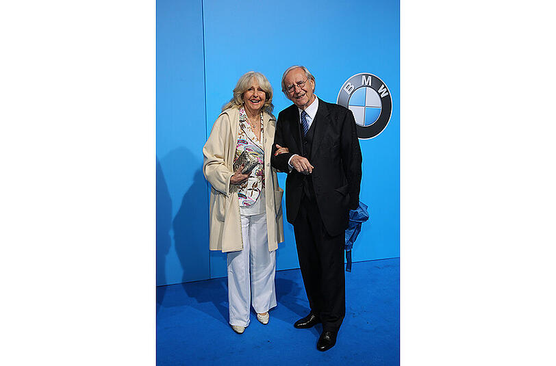 Wilfried Klaus mit Ehefrau Wera auf dem blauen Teppich der 28. Verleihung des Bayerischen Fernsehpreises in München.