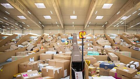Ein Paketzentrum von Deutscher Post und DHL.