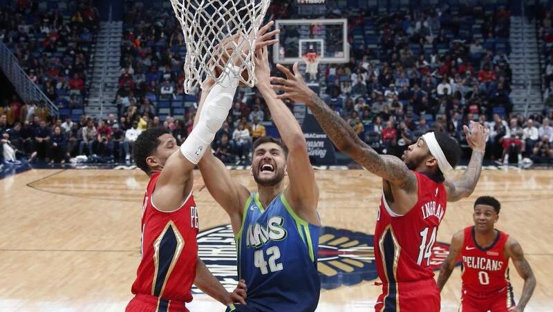 Der deutsche Mavericks-Profi Maxi Kleber (M.) setzt sich am Korb gleich gegen zwei Gegenspieler durch. Der deutsche Mavericks-Profi Maxi Kleber (M.) setzt sich am Korb gleich gegen zwei Gegenspieler durch.