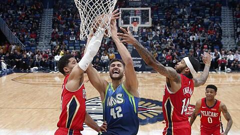 Der deutsche Mavericks-Profi Maxi Kleber (M.) setzt sich am Korb gleich gegen zwei Gegenspieler durch.