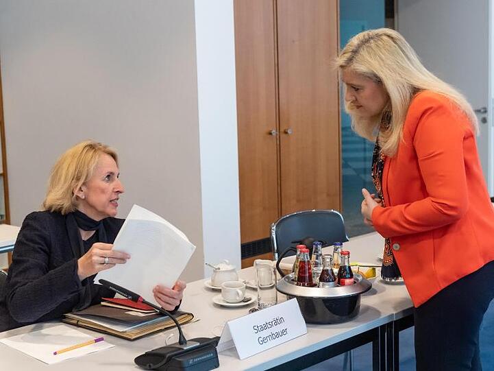 Karolina Gernbauer (l), Staatsrätin, und Melanie Huml (CSU), Gesundheitsministerin. Foto: Peter Kneffel/dpa