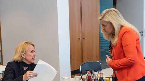 Karolina Gernbauer (l), Staatsrätin, und Melanie Huml (CSU), Gesundheitsministerin. Foto: Peter Kneffel/dpa