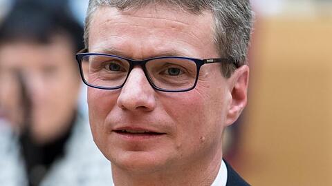 Bayerns Kultusminister Bernd Sibler (CSU) nimmt an einer Sondersitzung des bayerischen Landtags teil. Foto: Sven Hoppe/dpa/Archivbild