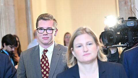 Der AfD-Politiker Daniel Halemba (l.) kommt, nach seiner vorübergehenden Verhaftung, zur Plenarsitzung des Bayerischen Landtags. Vorne: AfD-Fraktionschefin Katrin Ebner-Steiner.