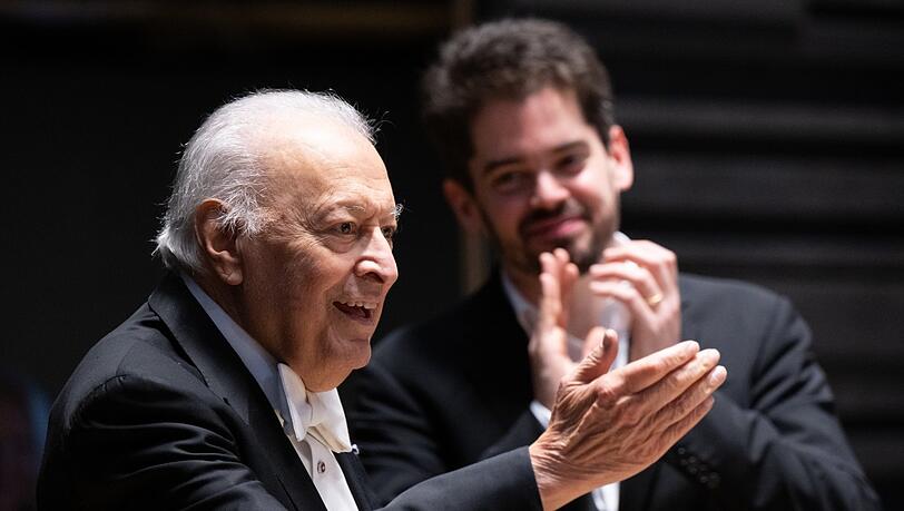 Zubin Mehta und Lahav Shani, der zukünftige Chefdirigent der Münchner Philharmoniker,. Mehta bekam die Auszeichnung "in Anerkennung seiner außerordentlichen kulturellen Leistungen um die Musikstadt München", wie die Stadt mitteilte. Zubin Mehta und Lahav Shani, der zukünftige Chefdirigent der Münchner Philharmoniker,. Mehta bekam die Auszeichnung "in Anerkennung seiner außerordentlichen kulturellen Leistungen um die Musikstadt München", wie die Stadt mitteilte.