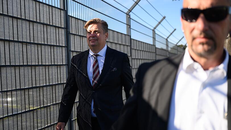 Der Bundestagsabgeordnete Maximilian Krah (AfD) sagte im Prozess gegen seinen ehemaligen Mitarbeiter als Zeuge aus.