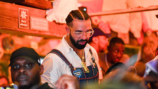 Rapper Drake hat der Wiesn 2025 einen Besuch abgestattet und gönnte sich in Käfers Wiesn-Schänke eine Kaviartorte.