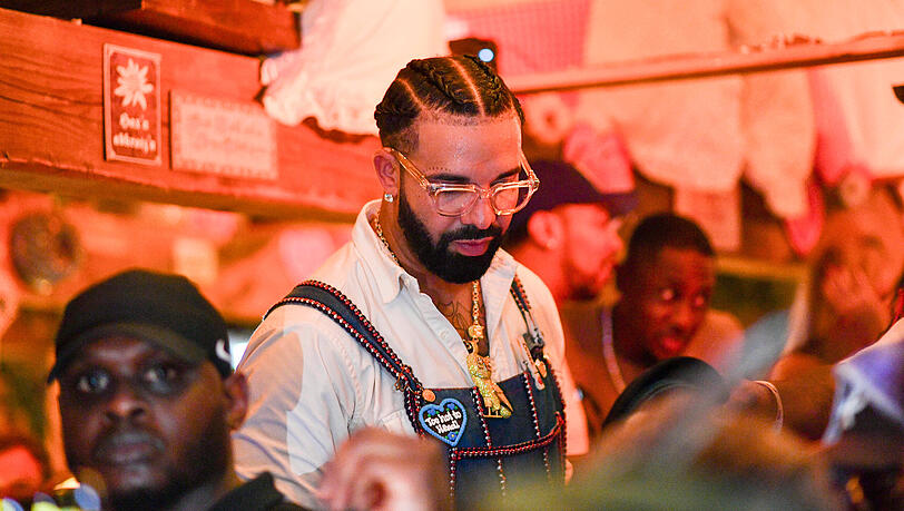 Rapper Drake hat der Wiesn 2025 einen Besuch abgestattet und gönnte sich in Käfers Wiesn-Schänke eine Kaviartorte. Rapper Drake hat der Wiesn 2025 einen Besuch abgestattet und gönnte sich in Käfers Wiesn-Schänke eine Kaviartorte.
