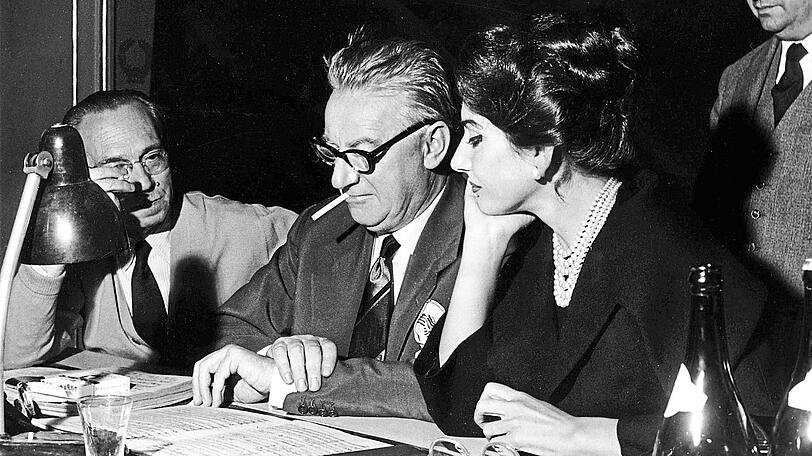 Lässig intensive Partiturarbeit: Maria Callas mit der britischen Klassik-Produzenten-Legende Walter Legge.