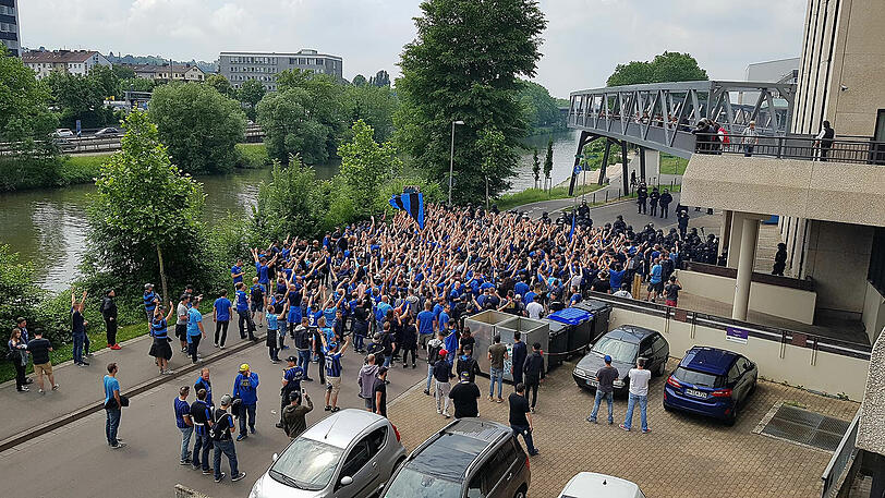 Ausnahmezustand in Saarbrücken: Vor dem Relegationshinspiel ist die Polizei im Großeinsatz.