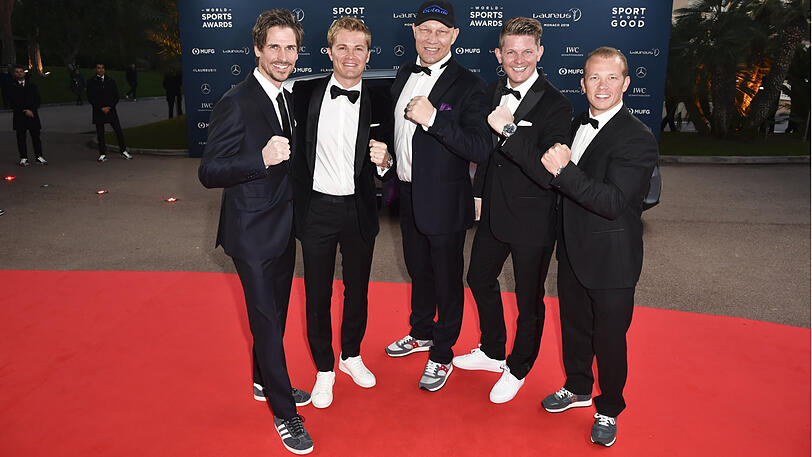 Gruppenfoto auf dem roten Teppich: Nico Rosberg, Axel Schulz, Thomas Morgenstern, Fabian Hambüchen.