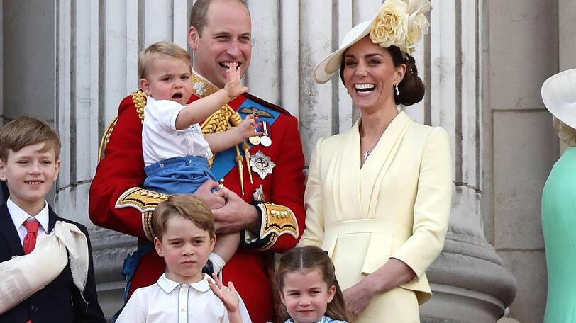 Die royale Familie nahm einen Linienflug, um Queen Elizabeth II. in Schottland zu besuchen